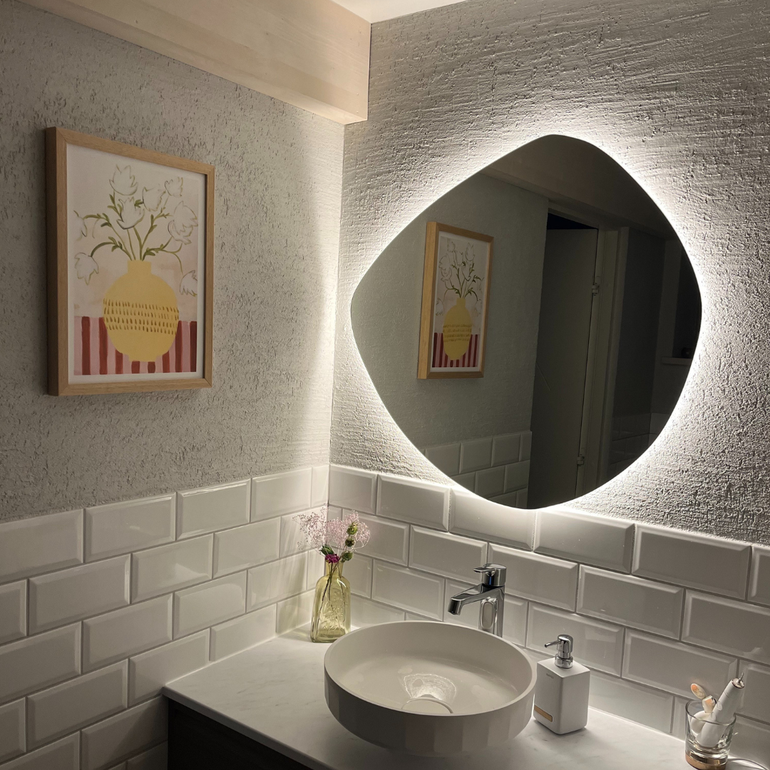 Epäsymmetrinen LED-peili takavalolla 740x790mm